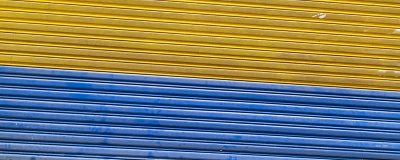PORTÃO METÁLICO AZUL E AMARELO