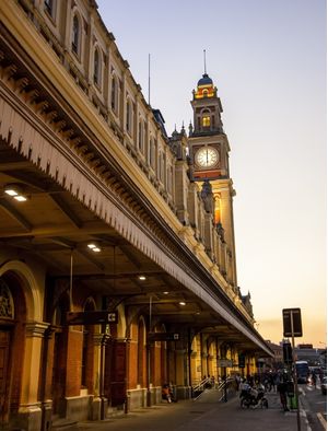 ANOITECER NA ESTAÇÃO DA LUZ