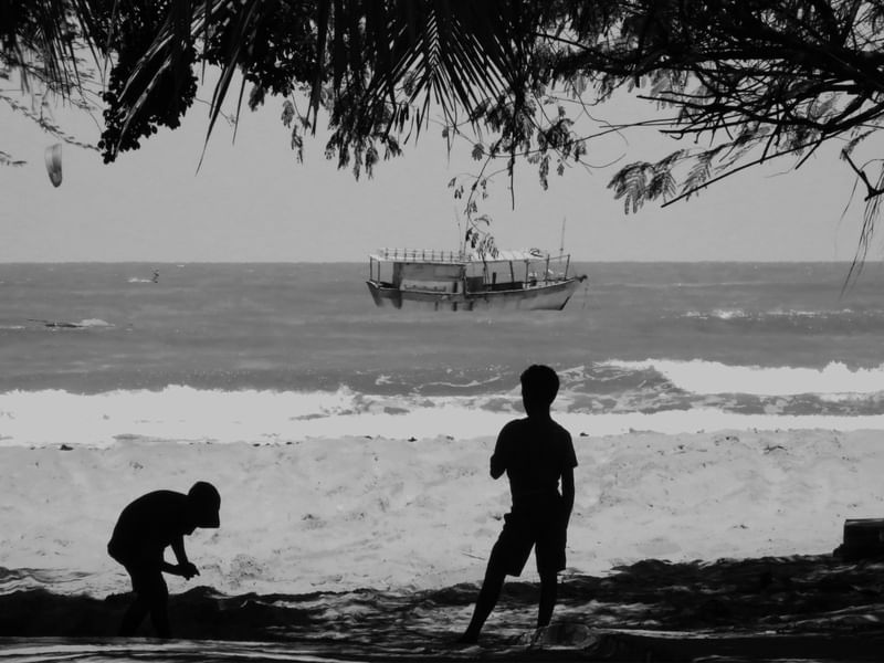 MENINOS BRINANCO NA PRAIA