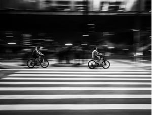 CICLISTAS NA FAIXA DE PEDESTRE NA AVENIDA PAULISTA