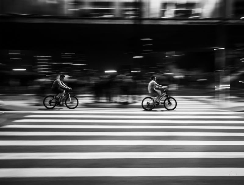 CICLISTAS NA FAIXA DE PEDESTRE NA AVENIDA PAULISTA