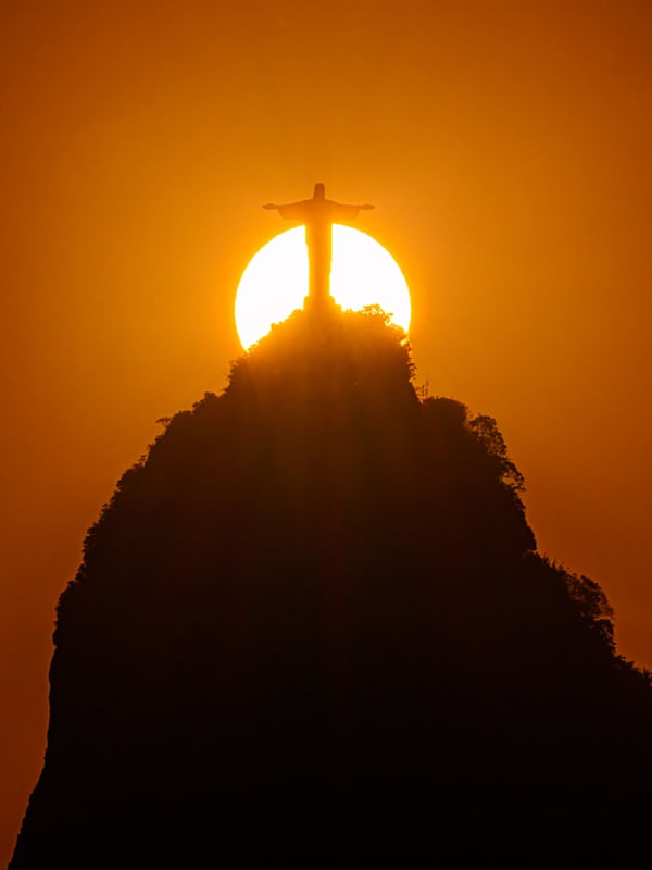 POR TRÁS DOS BRAÇOS DE CRISTO