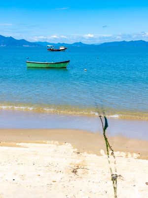 BARCOS DE PESCADORES ANCORADOS NA PRAIA DE CANTO GRANDE