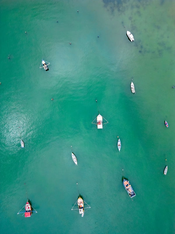 VISTA AÉREA DE BARCOS PESQUEIROS EM GOVERNADOR CELSO RAMOS