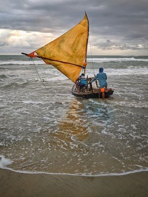 VELA AMARELA PARTINDO