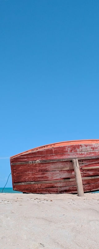 BARCO NA PRAIA SOLITÁRIO