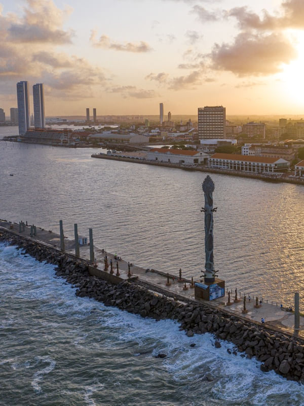 POR DO SOL COM A TORRE DE CRISTAL - RIO CAPIBARIBE E AS DUAS TORRES AO FUNDO