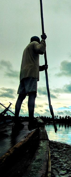 PESCADOR REMANDO AO ENTARDECER