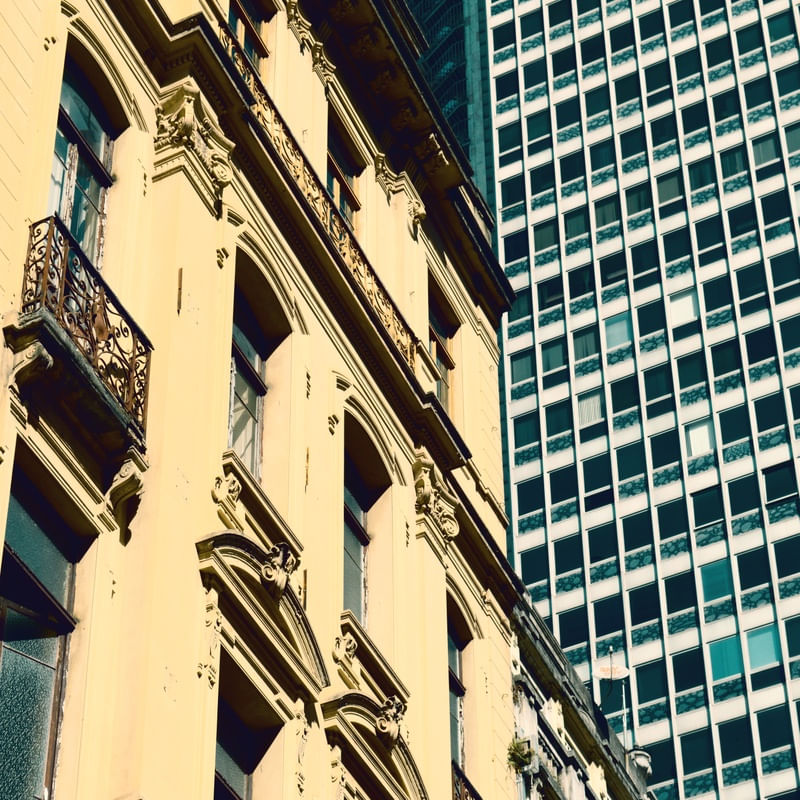 PRÉDIOS EM CONTRASTE