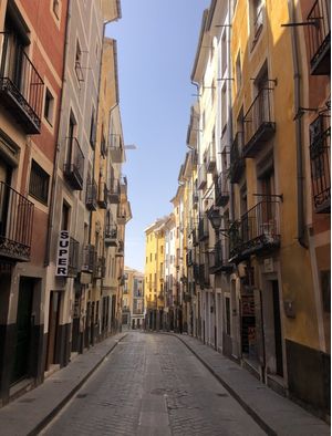 CASAS COLORIDAS NUMA RUA EM CUENCA