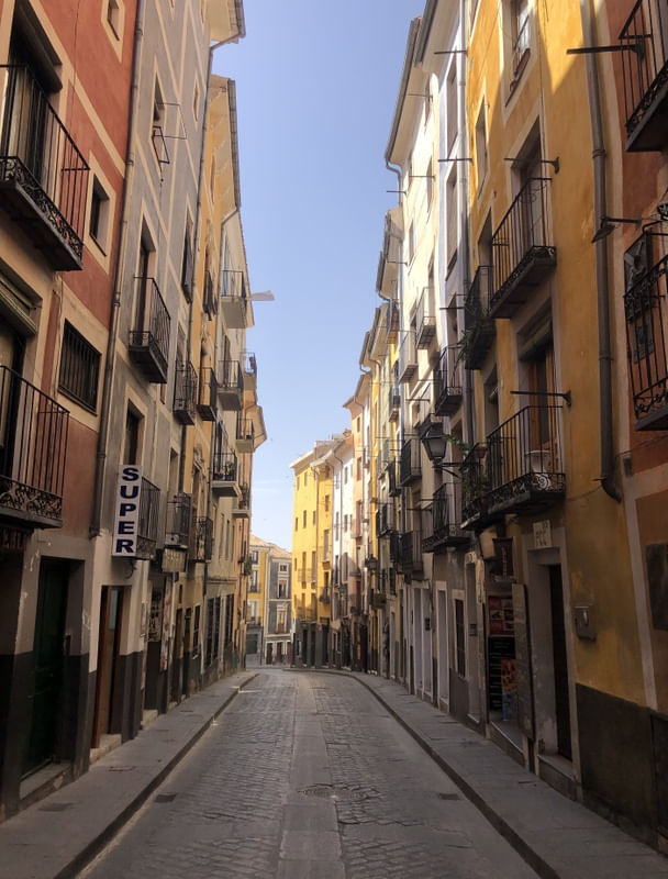 CASAS COLORIDAS NUMA RUA EM CUENCA