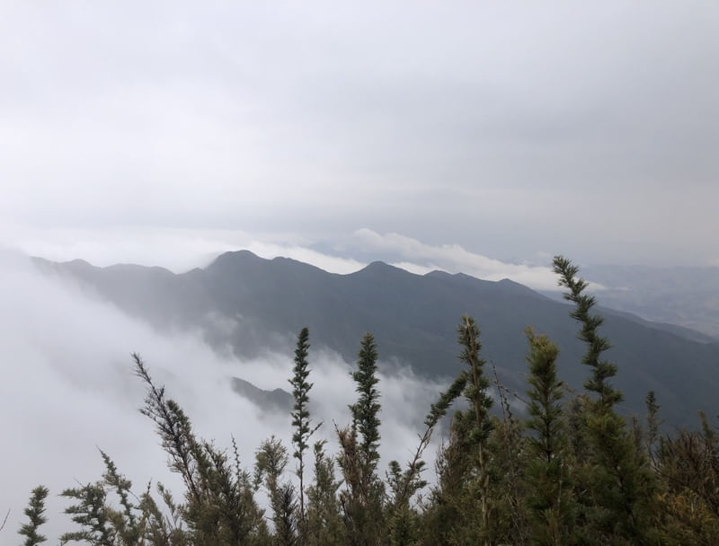 NÉVOA SOBRE SILHUETA DE MONTANHAS