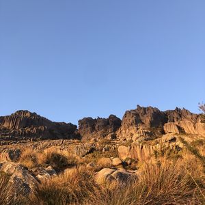 PÔR DO SOL DE SOBRE O AGULHAS NEGRAS