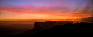 PÔR-DO-SOL NO TOPO DO MONTE RORAIMA