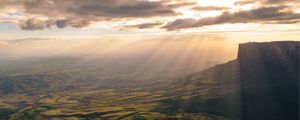 RAIOS DE SOL NO TOPO DO MONTE RORAIMA