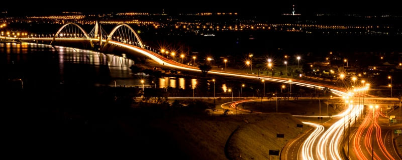 PONTE JK EM LONGA EXPOSIÇÃO NOTURNA