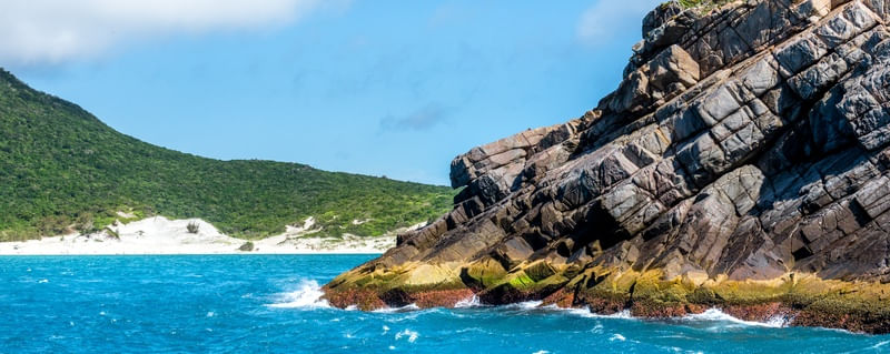 PRAIA, FLORESTA E ROCHAS DE ARRAIAL