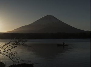 MONTE FUJI AO NASCER DO SOL NO LAGO SHOJIKO
