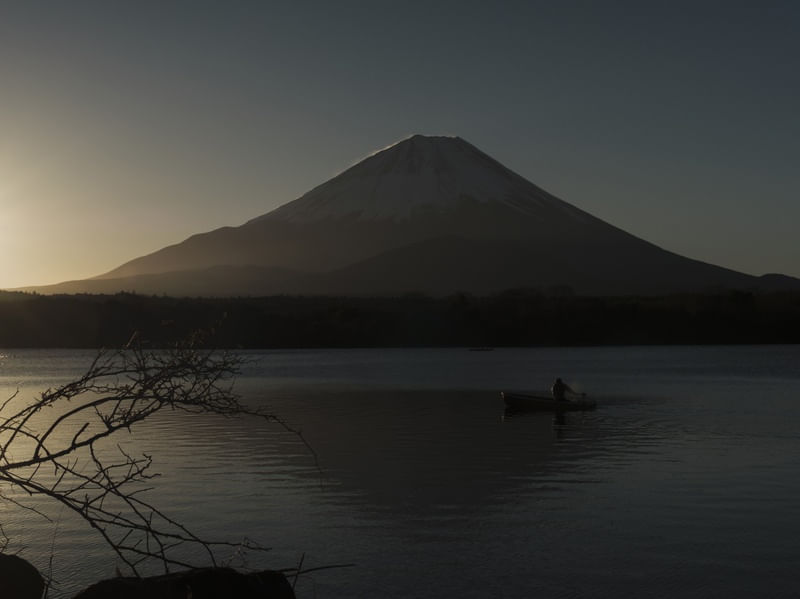 MONTE FUJI AO NASCER DO SOL NO LAGO SHOJIKO