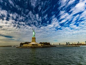 ESTÁTUA DA LIBERDADE NOVA YORK COM CÉU ESPECIAL