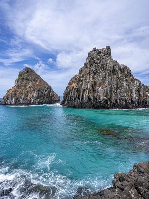 MAR AZUL DA BAÍA DOS PORCOS E MORRO DOIS IRMÃOS EM FERNANDO DE NORONHA