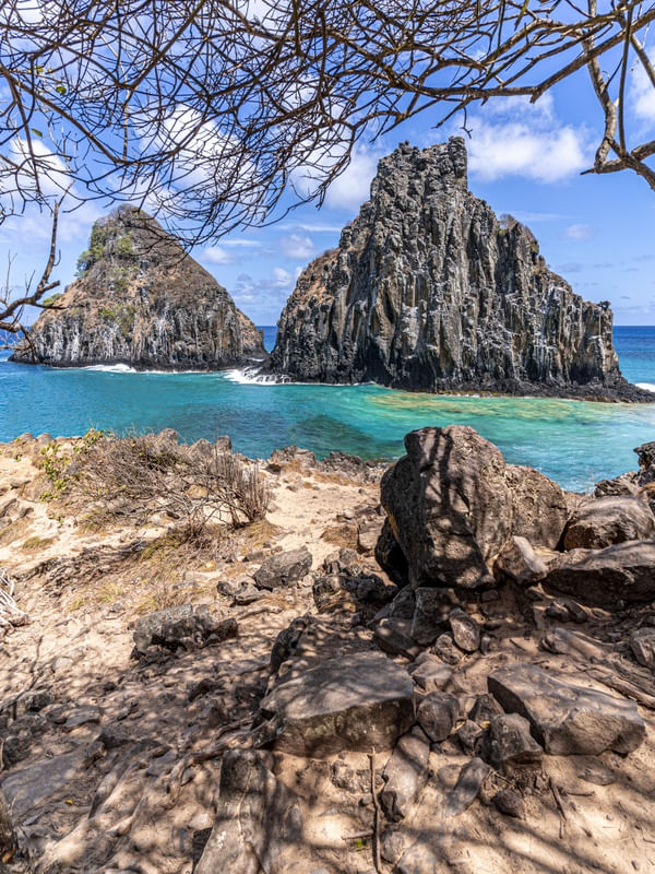 MORRO DOIS IRMÃOS VISTO DA PEDRA DA BAÍA DOS PORCOS - NORONHA