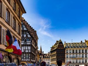 PRAÇA DA CATEDRAL DE NOTRE DAME EM ESTRASBURGO NA FRANÇA