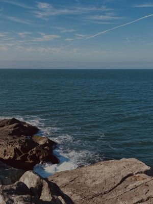 FOTOGRAFIA I ENCONTRO DAS ROCHAS COM O MAR