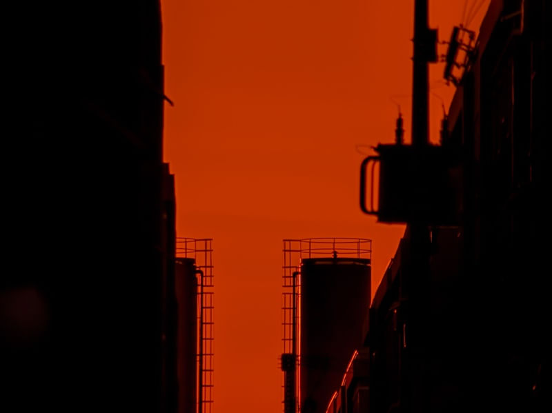 CÉU LARANJA DE UMA FÁBRICA