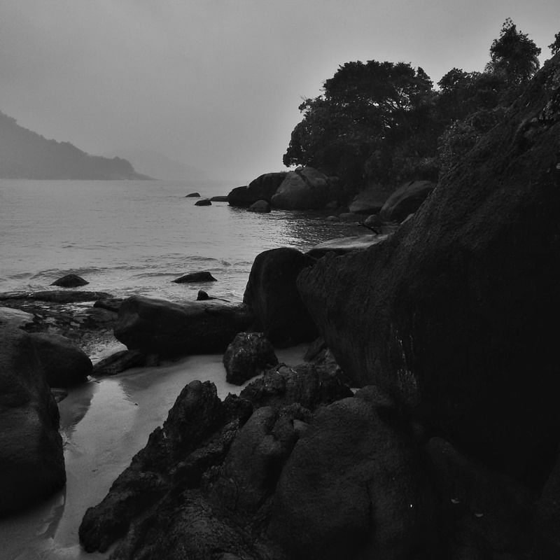AS PEDRAS E O MAR