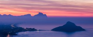 PEDRAS DO PONTAL E DA GÁVEA NA NEBLINA