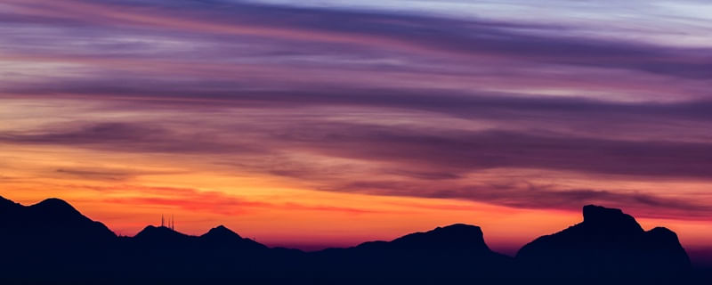 CÉU MULTICOLORIDO SOBRE AS MONTANHAS DO RIO DE JANEIRO