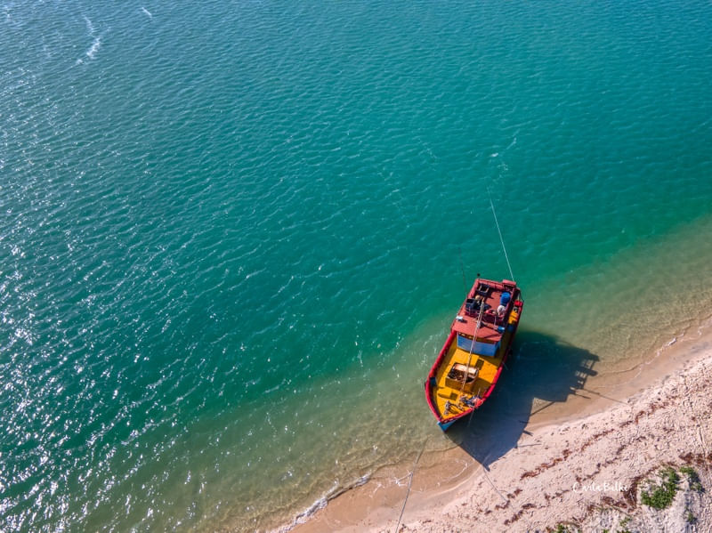 BARCO VERMELHO NO RIO