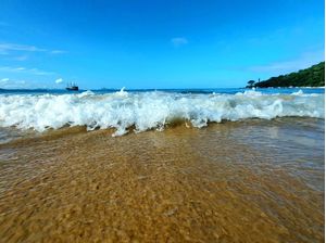 NAS ONDAS DO MAR CRISTALINO