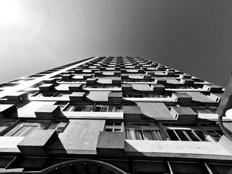 EDIFICIO OLHANDO DE BAIXO