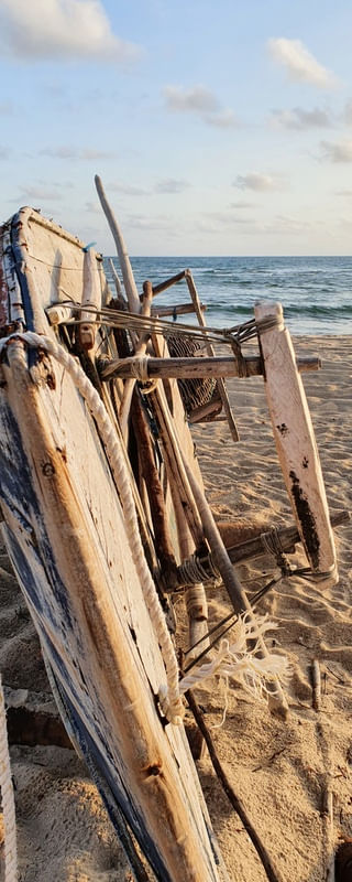 BARCO EM PÉ NA PRAIA