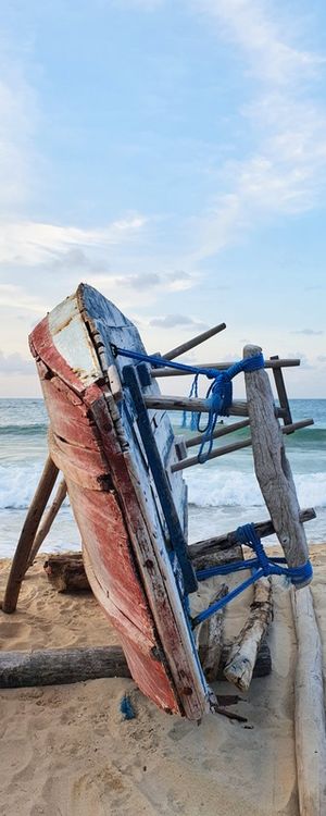 BARCO EM PÉ NA AREIA