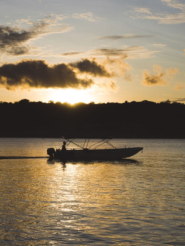 PÔR DO SOL DE BARCO NA AMAZÔNIA