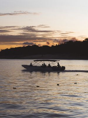 PÔR DO SOL DE BARCO NA AMAZÔNIA 2