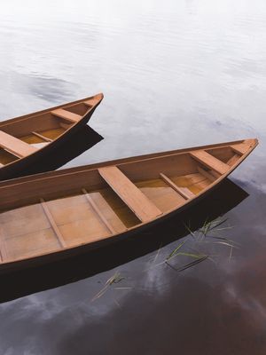 CASAL DE CANOAS NO RIO ESPELHADO
