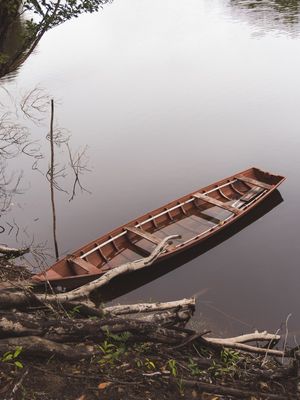 CANOA NO RIO ESPELHADO
