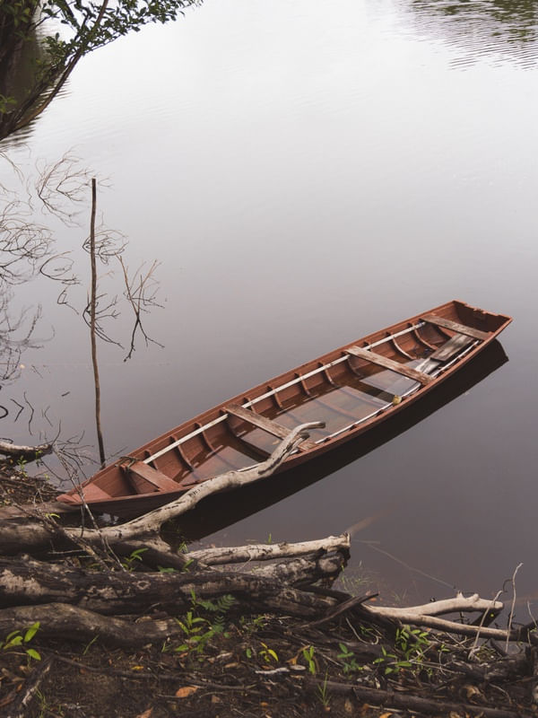 CANOA NO RIO ESPELHADO
