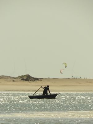 PESCADOR SOLITÁRIO NO MAR
