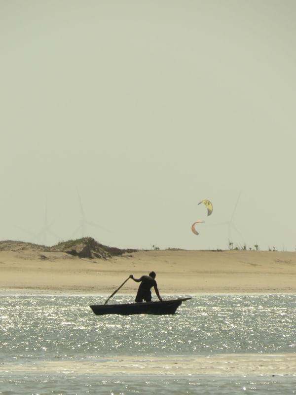 PESCADOR SOLITÁRIO NO MAR