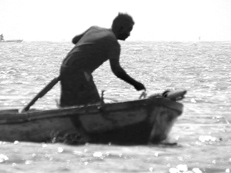 PESCADOR SOLITÁRIO NO MAR PB IV