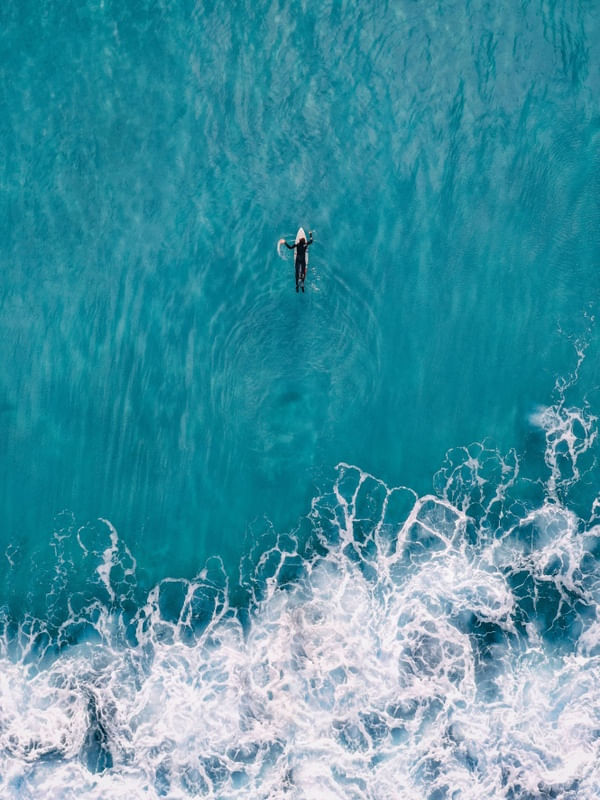 SURFANDO NO MAR AZUL