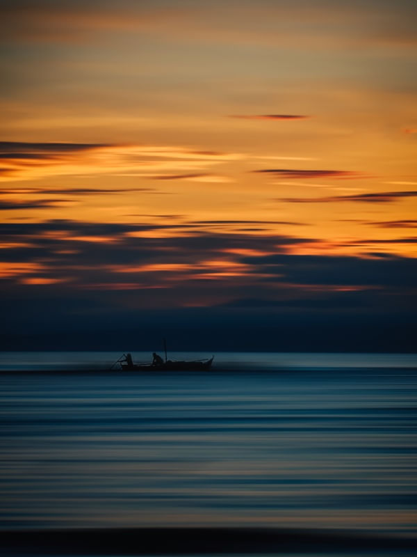 PÔR DO SOL E O BARCO