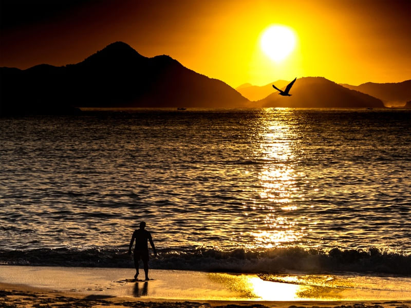 BANHO DE MAR AO AMANHECER