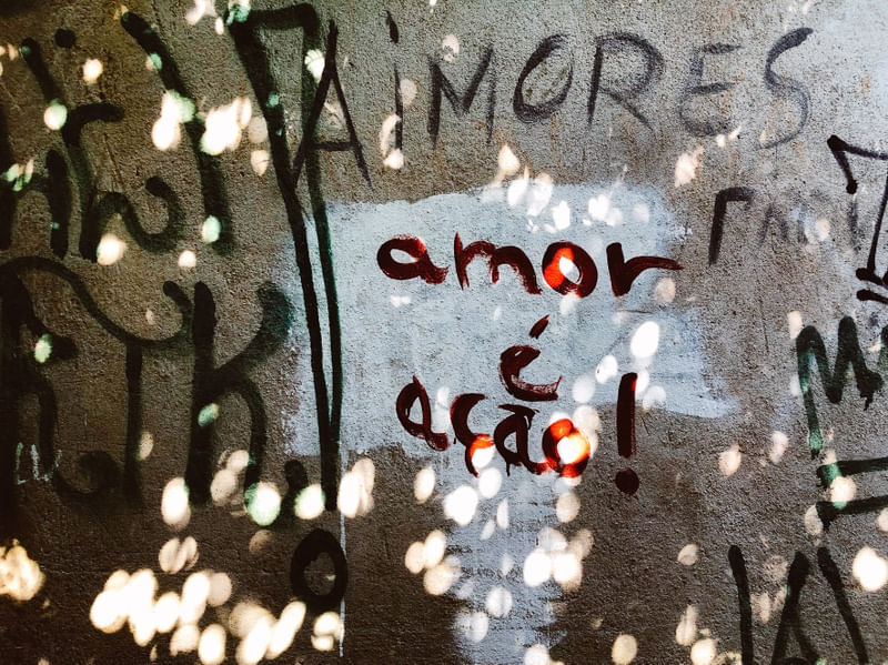 AMOR É AÇÃO