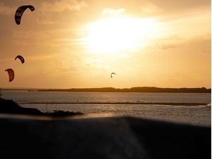 POR DO SOL COM KITESURF NA ÁGUA